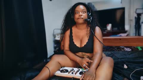 Snapshot of 1lookurhooked chatting on 14, 9, 2025 Lillycakes online show from 14, 9, 2025