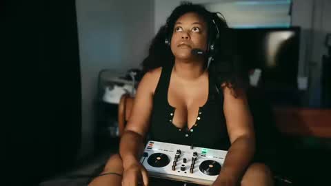 Snapshot of 1lookurhooked chatting on 10, 10, 2025 Lillycakes online show from 10, 10, 2025