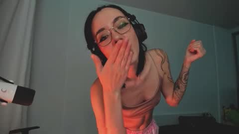 Snapshot of 2b_ chatting on 13, 10, 2025 Sasha weekend from 14 to 27 November online show from 13, 10, 2025