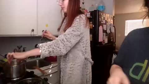 2girls1link online show from 9, 1, 2025