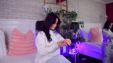 _carlawhite_ online show from 4, 12, 2025