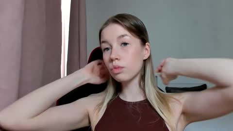 Snapshot of _emiliaaa chatting on 21, 12, 2025 Emi online show from 21, 12, 2025