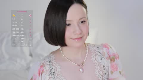 Snapshot of _female_essence_ chatting on 5, 2, 2025 Essie online show from 5, 2, 2025