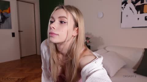 Snapshot of _hidden_gem_ chatting on 18, 1, 2025 Laura online show from 18, 1, 2025