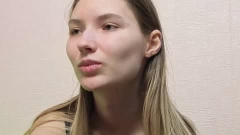 Snapshot of _kikiclark_ chatting on 7, 6, 2026 _kikiclark_ online show from 7, 6, 2026