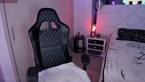 Snapshot of _kinkyalexa_ chatting on 11, 1, 2025 A L E X A online show from 11, 1, 2025