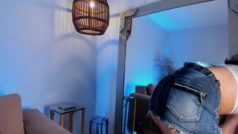 Snapshot of _luna_dupont_ chatting on 4, 1, 2025 Luna online show from 4, 1, 2025