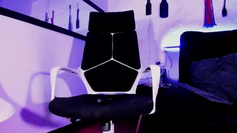 Snapshot of _luna_parisi chatting on 5, 1, 2025 MISS LUNA online show from 5, 1, 2025