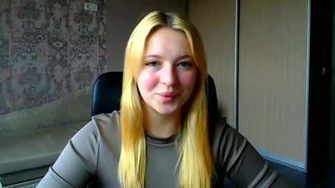Snapshot of _mila_la_ chatting on 8, 7, 2026 Melanie online show from 8, 7, 2026