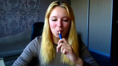 Snapshot of _mila_la_ chatting on 14, 7, 2026 Melanie online show from 14, 7, 2026