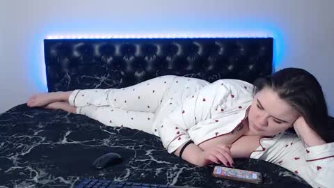 mikey and mia online show from 11, 11, 2025