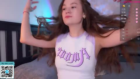 Snapshot of _nemalkovamia chatting on 14, 9, 2025 Mia with a big heart  online show from 14, 9, 2025