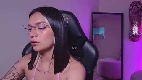 Mai   MODEL INDEPENT  online show from 4, 11, 2025