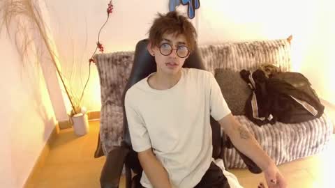 Snapshot of aaronbeer_ chatting on 4, 2, 2026 Aaron online show from 4, 2, 2026