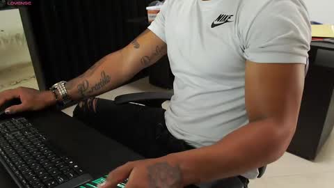 Snapshot of aaronhunter__ chatting on 10, 9, 2025 ig aaron hunter123 online show from 10, 9, 2025