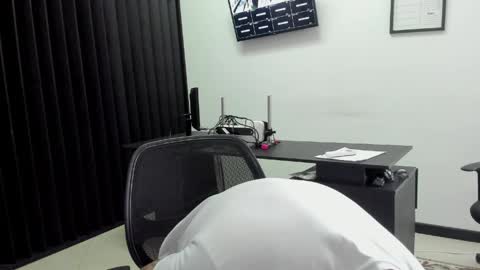 ig aaron hunter123 online show from 8, 4, 2026