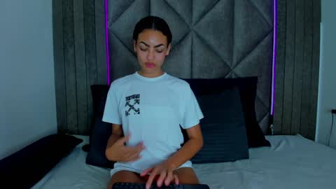 Snapshot of aashleytaylor chatting on 21, 1, 2025 AASHLEY online show from 21, 1, 2025