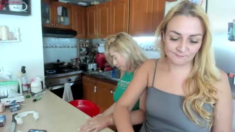 Snapshot of adrianapdes chatting on 7, 5, 2026 Adriana Paredes online show from 7, 5, 2026