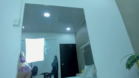Snapshot of aixa_lopezz_ chatting on 22, 4, 2026 A I X A online show from 22, 4, 2026