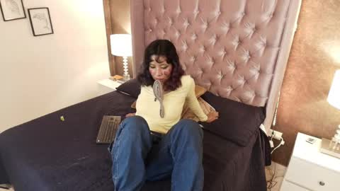 A K A N E  U W U online show from 25, 2, 2025