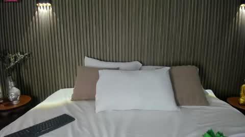 Alassia Hocthner online show from 17, 4, 2026