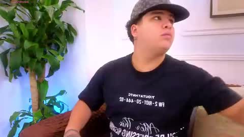 Snapshot of alejo_bennett chatting on 4, 8, 2026 Alejo online show from 4, 8, 2026