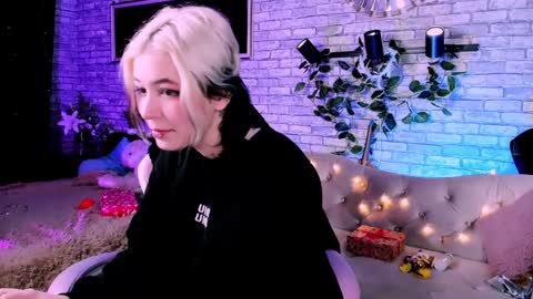 Snapshot of alex_howell chatting on 5, 1, 2025 alex_howell online show from 5, 1, 2025