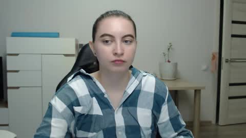Snapshot of alice_________________________ chatting on 4, 6, 2026 Alice online show from 4, 6, 2026
