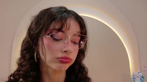 Snapshot of alicee_rodriguez chatting on 6, 4, 2026 alice online show from 6, 4, 2026