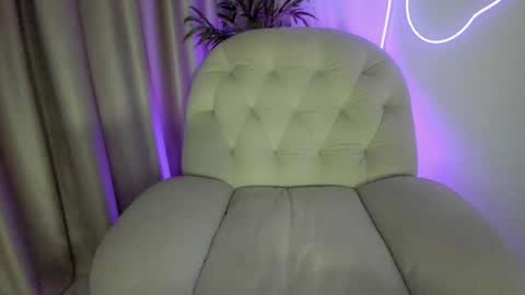 Snapshot of alicelevine chatting on 20, 5, 2026 AliceLevine online show from 20, 5, 2026