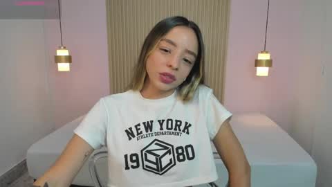 Snapshot of aliceross1 chatting on 24, 4, 2026 AliceRoss online show from 24, 4, 2026
