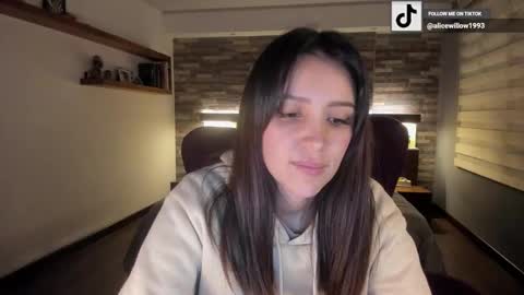 Snapshot of alicewillow chatting on 10, 9, 2025 Alice online show from 10, 9, 2025