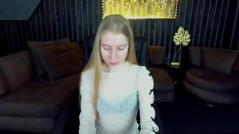 Snapshot of alina__blonde chatting on 19, 4, 2026 Alina online show from 19, 4, 2026