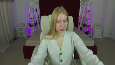 Snapshot of alina__blonde chatting on 23, 4, 2026 Alina online show from 23, 4, 2026