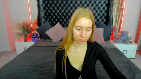 Snapshot of alina__blonde chatting on 25, 4, 2026 Alina online show from 25, 4, 2026