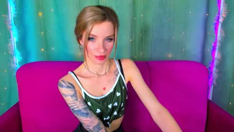 Snapshot of alina_lovelyx chatting on 19, 1, 2026 Alina online show from 19, 1, 2026