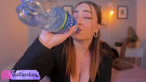 Snapshot of allasska_ chatting on 15, 5, 2026 Laura online show from 15, 5, 2026