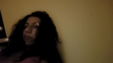 Snapshot of almaroze chatting on 8, 11, 2025 Alma online show from 8, 11, 2025