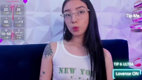 Snapshot of alys_molly chatting on 4, 1, 2025 sopie online show from 4, 1, 2025