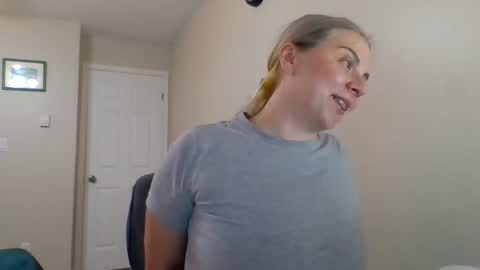 Snapshot of amandainbloom chatting on 27, 10, 2025 Amanda online show from 27, 10, 2025