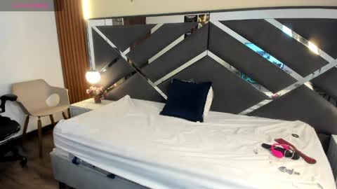 Ambar Ross online show from 8, 4, 2026