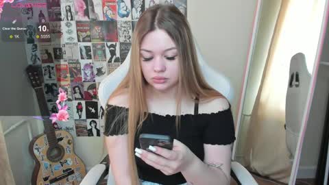 Snapshot of ameliepeach chatting on 13, 5, 2026 Amelie online show from 13, 5, 2026