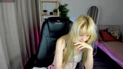 Snapshot of ameliia_backer chatting on 7, 5, 2026 Amelia online show from 7, 5, 2026