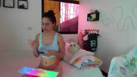 Snapshot of amy_and_eloise chatting on 8, 10, 2025 AmyEloise online show from 8, 10, 2025