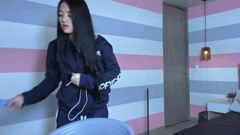 amy_saenz_ online show from 22, 10, 2025