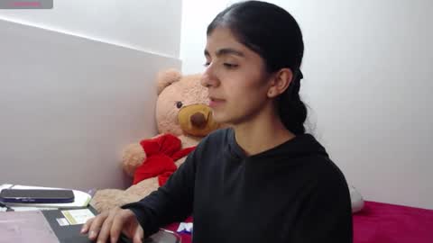 Anahi Browns online show from 15, 4, 2026