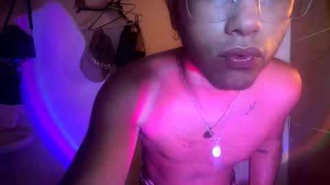 Snapshot of andreswhite_shotoflust chatting on 5, 5, 2026 andreswhite_shotoflust online show from 5, 5, 2026