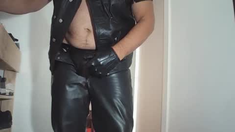 Snapshot of andrex_leather chatting on 31, 5, 2026 andrex_leather online show from 31, 5, 2026