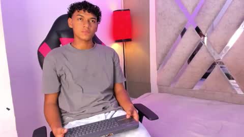 andy_jones7 online show from 10, 10, 2025