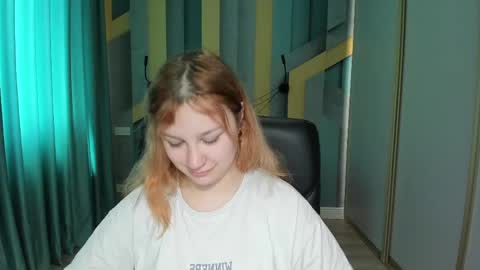 Snapshot of angelinalow chatting on 4, 5, 2026 AngelinaLow online show from 4, 5, 2026